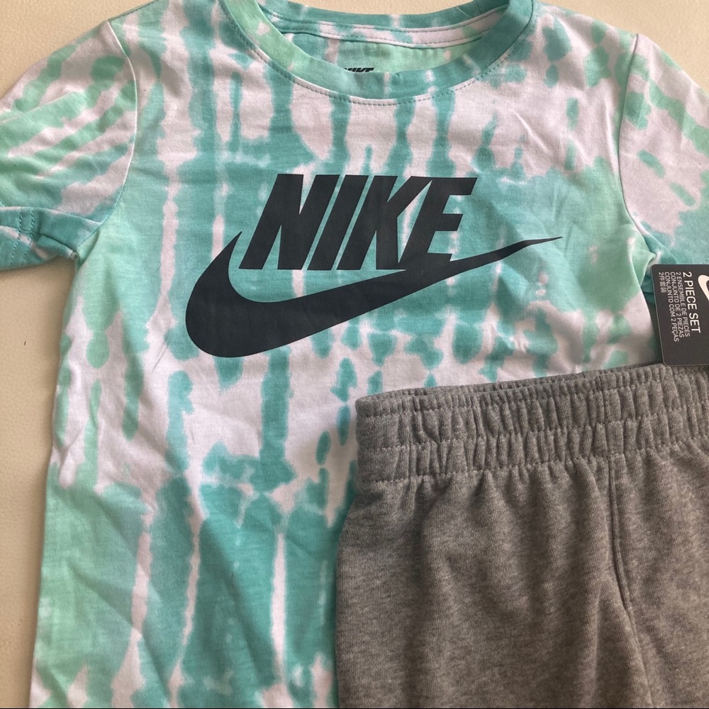 Nike Active Shorts top outfit - Picture 2 of 4